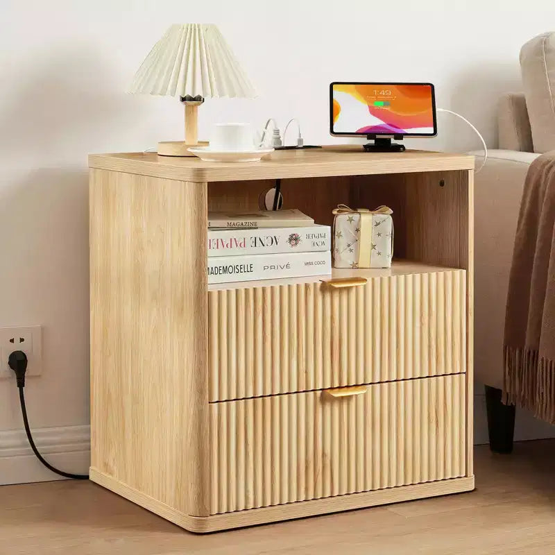 Table de chevet cannelée en chêne naturel, 58 cm incurvée avec station de charge et tiroirs de rangement pour chambre et salon