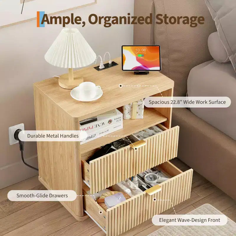 Table de chevet cannelée en chêne naturel, 58 cm incurvée avec station de charge et tiroirs de rangement pour chambre et salon