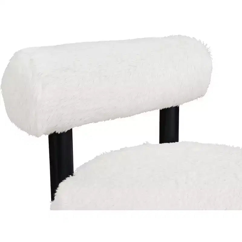 Chaise Ambre en Tissu Shearing Végan de Meridian Furniture