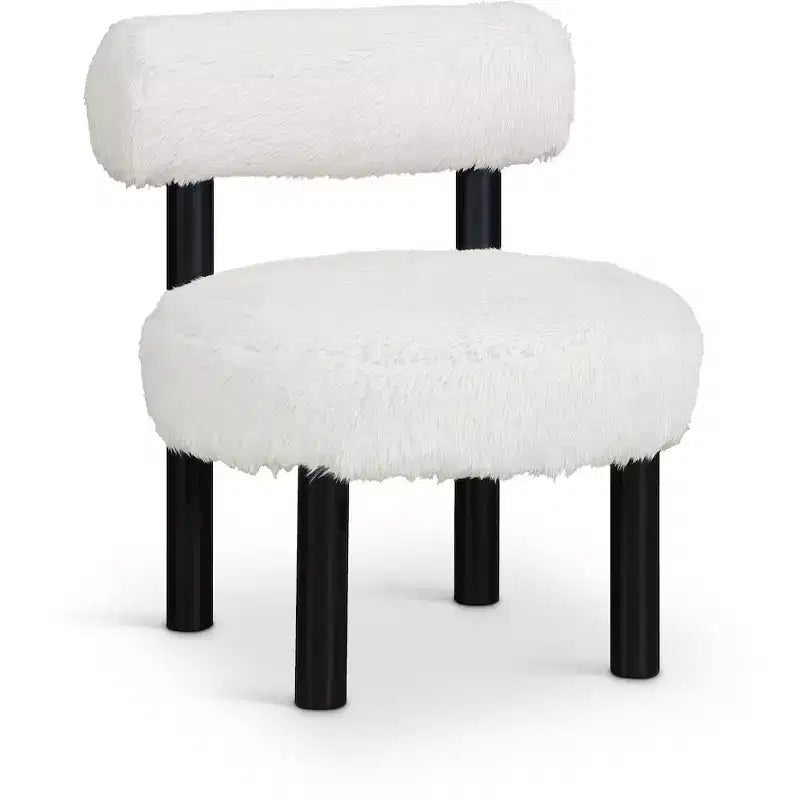 Chaise Ambre en Tissu Shearing Végan de Meridian Furniture