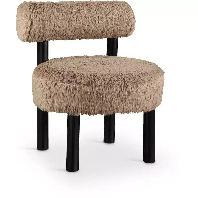 Chaise Ambre en Tissu Shearing Végan de Meridian Furniture