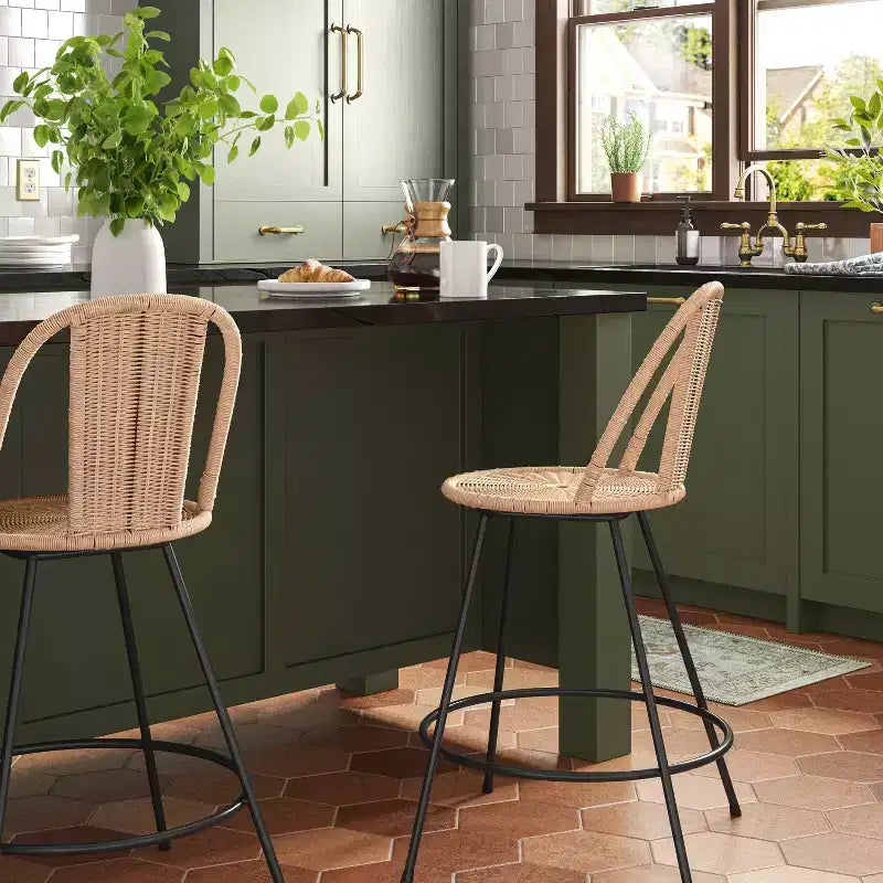 Tabouret de bar de comptoir en rotin à dossier arrondi olivine de 24 po avec pieds en métal et repose-pieds naturel - Threshold™