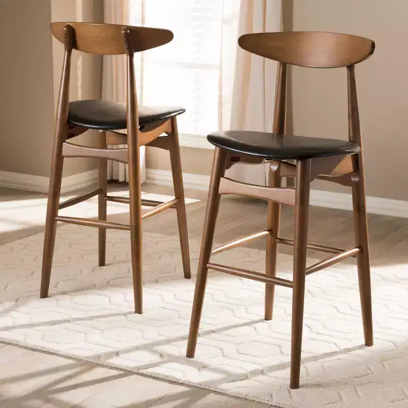 Lot de 2 tabourets de bar Flora en bois de noyer de style Mid-Century Modern - Baxton Studio : similicuir, dossier incurvé, hauteur fixe