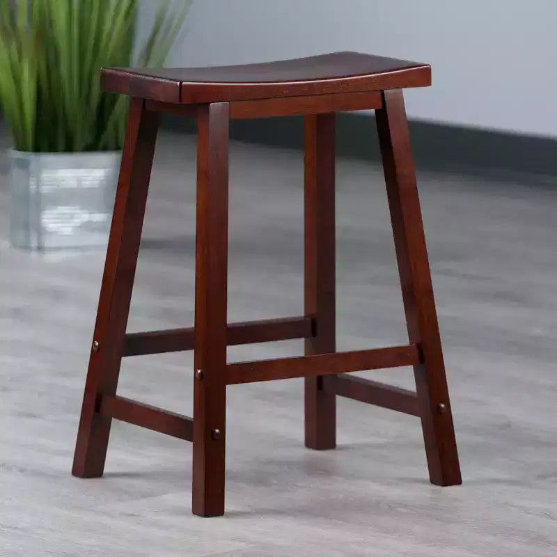 Tabouret de bar 24" en bois massif/noyer, modèle Saddle Seat - Winsome