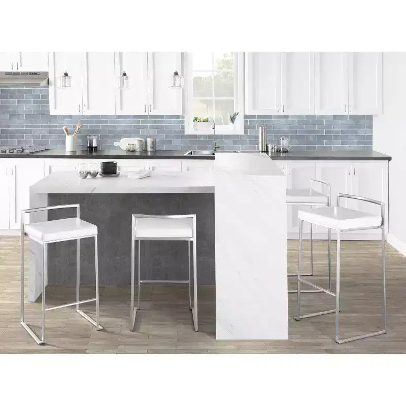 Lot de 3 tabourets de bar à hauteur de comptoir empilables LumiSource Fuji, acier inoxydable/PU blanc