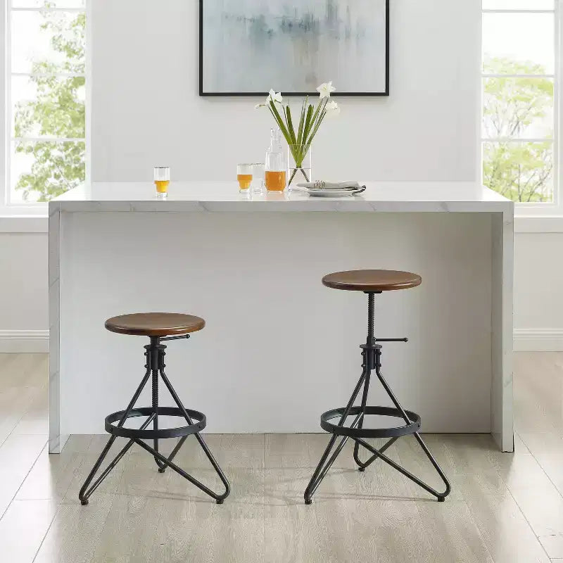Tabouret de bar pivotant à hauteur réglable Kalen marron/noir mat - Crosley : Châssis en acier, style ferme industrielle, repose-pieds