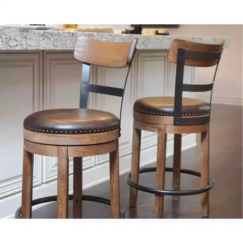 Tabourets de bar pivotants hauteur comptoir Pinnadel Uph marron clair - Signature Design by Ashley : Similicuir, clous décoratifs