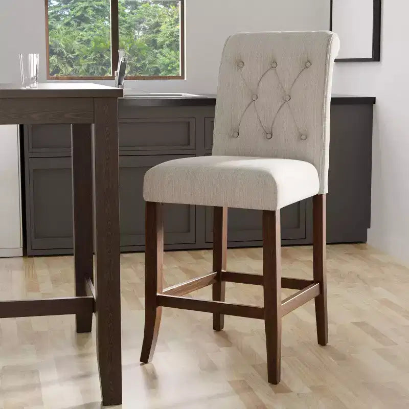 Lot de 2 tabourets de bar à hauteur de comptoir Bouton tufté Beige/Chêne rustique – HOMES: Inside + Out: Rembourré, Pieds en bois, Assise fixe