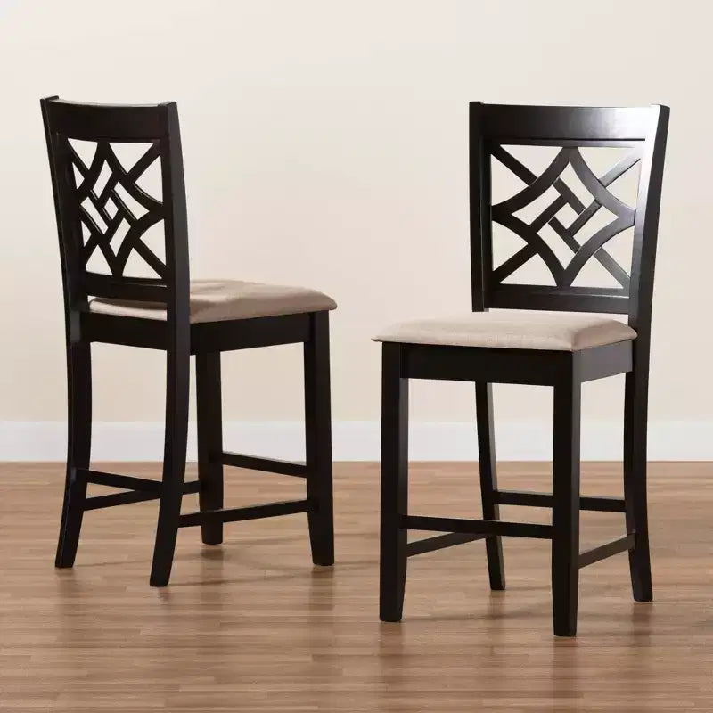 Lot de 2 tabourets de bar Nicolette en bois de hauteur comptoir Sable/Brun - Baxton Studio : design élégant avec dossier ajouré, revêtement en polyester