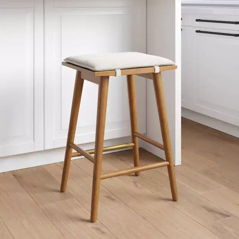 Tabouret de bar hauteur comptoir Nathan James Barker : Siège rembourré en forme de selle, pieds en hévéa massif, 61 cm de haut