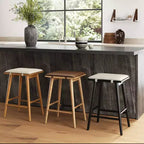 Tabouret de bar hauteur comptoir Nathan James Barker : Siège rembourré en forme de selle, pieds en hévéa massif, 61 cm de haut
