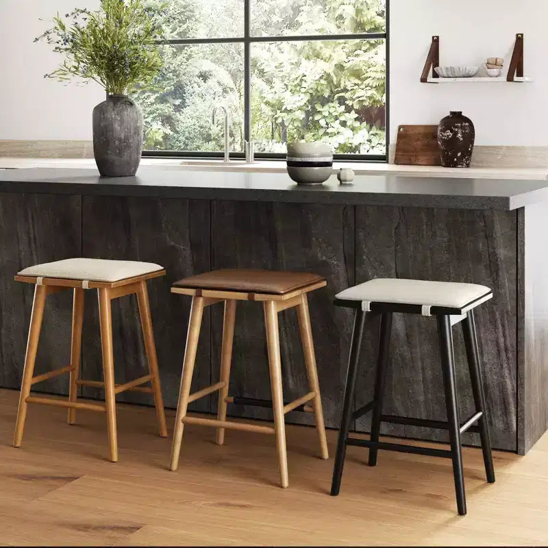 Tabouret de bar hauteur comptoir Nathan James Barker : Siège rembourré en forme de selle, pieds en hévéa massif, 61 cm de haut