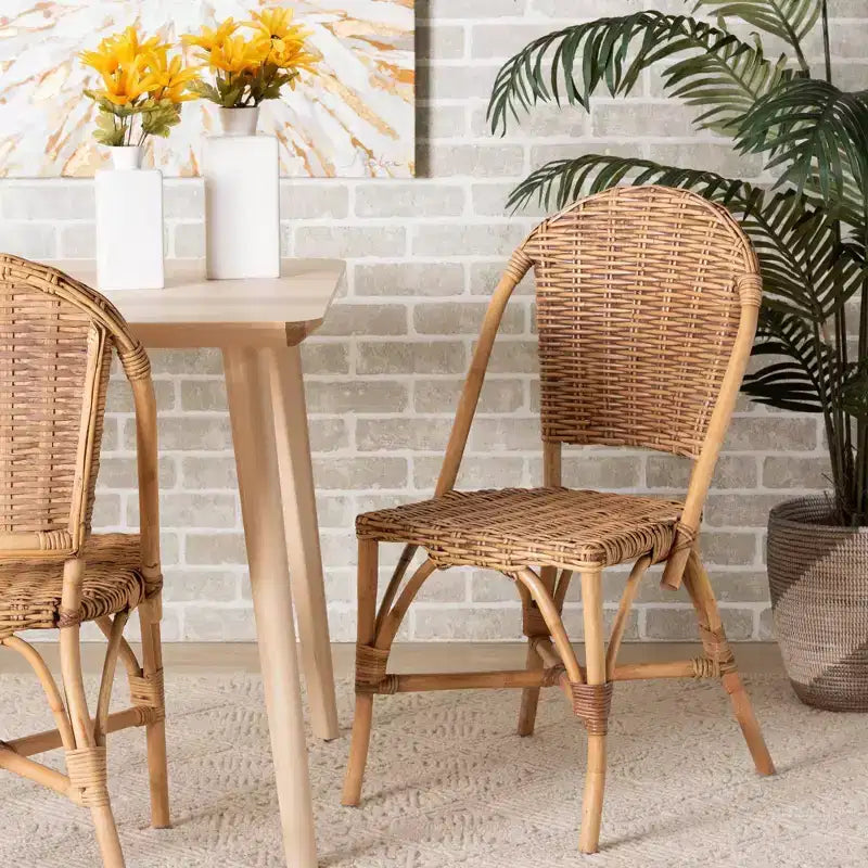 Chaise de salle à manger Neola en rotin naturel, marron - bali & pari : Fabriquée à la main, aucun assemblage requis