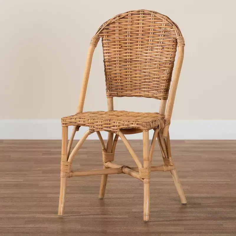 Chaise de salle à manger Neola en rotin naturel, marron - bali & pari : Fabriquée à la main, aucun assemblage requis