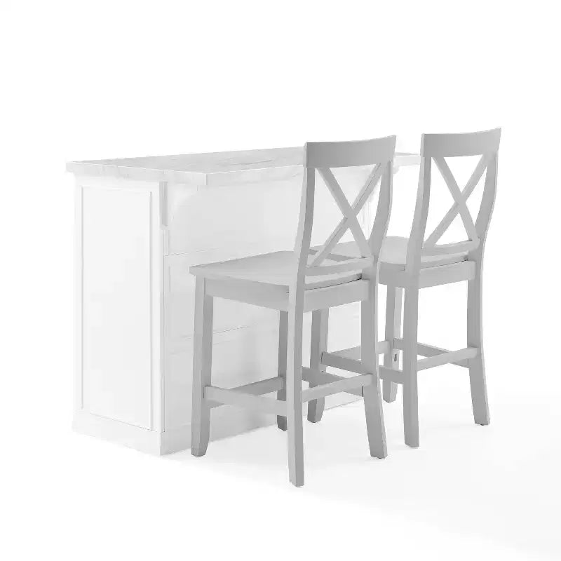 Îlot de cuisine Crosley Cutler 42 po avec plateau en faux marbre et tabourets à dossier en X Blanc/Gris : Moulure perlée, armoire de rangement, placage en bois