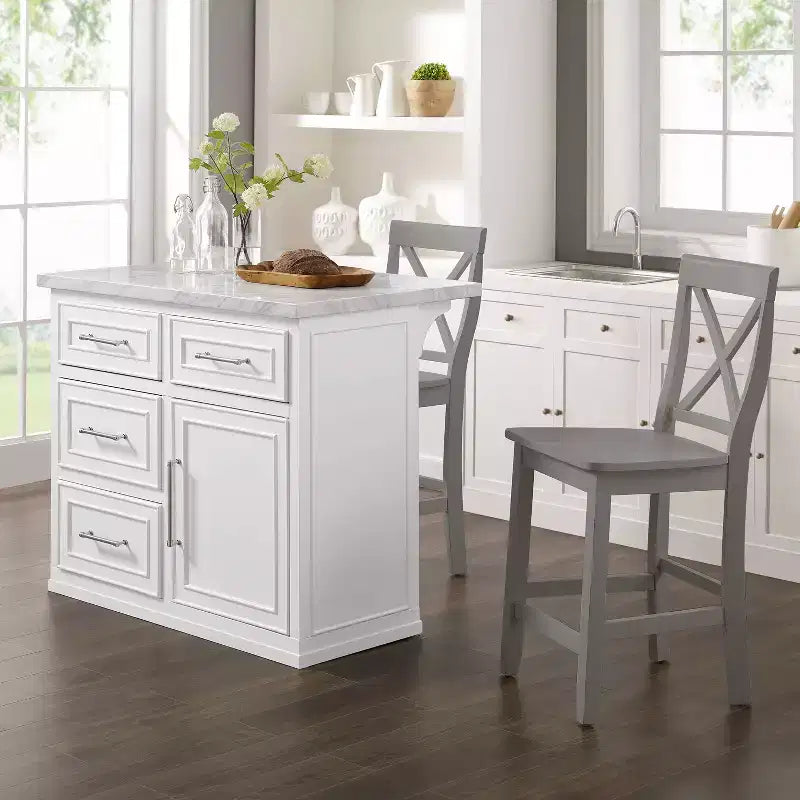 Îlot de cuisine Crosley Cutler 42 po avec plateau en faux marbre et tabourets à dossier en X Blanc/Gris : Moulure perlée, armoire de rangement, placage en bois