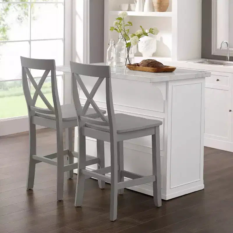 Îlot de cuisine Crosley Cutler 42 po avec plateau en faux marbre et tabourets à dossier en X Blanc/Gris : Moulure perlée, armoire de rangement, placage en bois