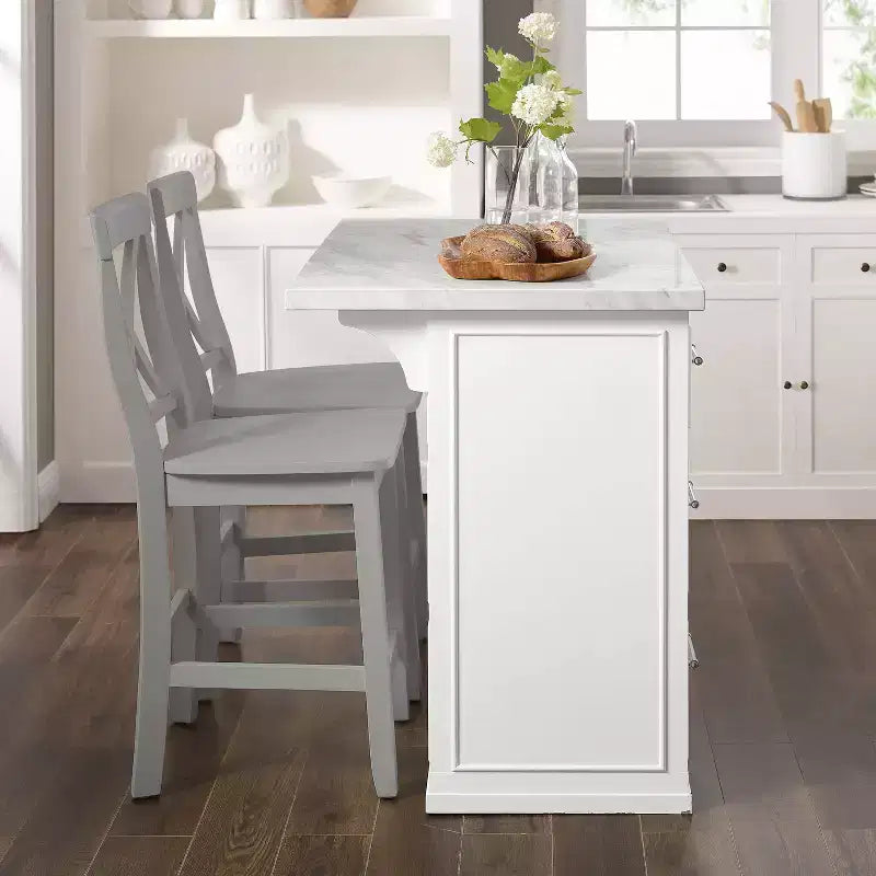 Îlot de cuisine Crosley Cutler 42 po avec plateau en faux marbre et tabourets à dossier en X Blanc/Gris : Moulure perlée, armoire de rangement, placage en bois
