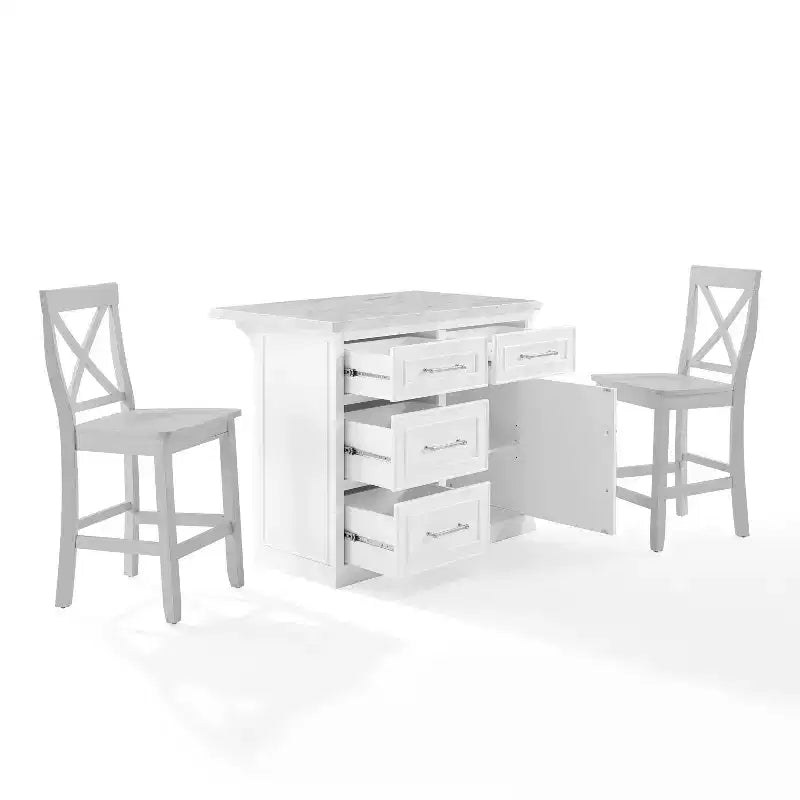 Îlot de cuisine Crosley Cutler 42 po avec plateau en faux marbre et tabourets à dossier en X Blanc/Gris : Moulure perlée, armoire de rangement, placage en bois
