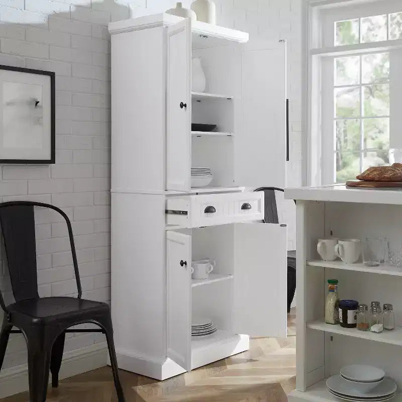 Meuble de rangement blanc Shoreline - Crosley : Étagères réglables, Rangement, Structure en MDF, 4 Portes, 1 Tiroir, 5 Étagères, Meuble de cuisine