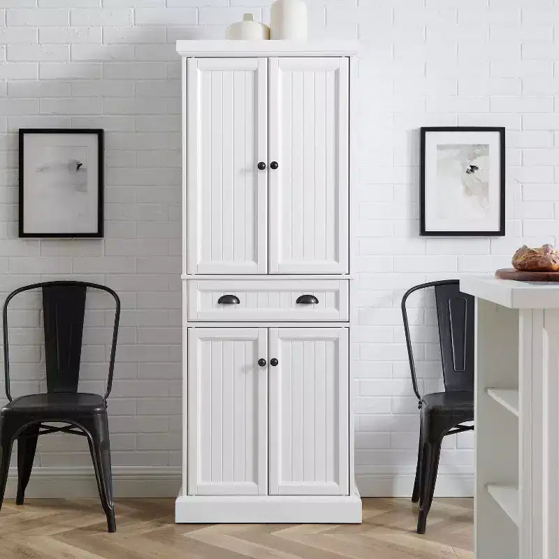 Meuble de rangement blanc Shoreline - Crosley : Étagères réglables, Rangement, Structure en MDF, 4 Portes, 1 Tiroir, 5 Étagères, Meuble de cuisine