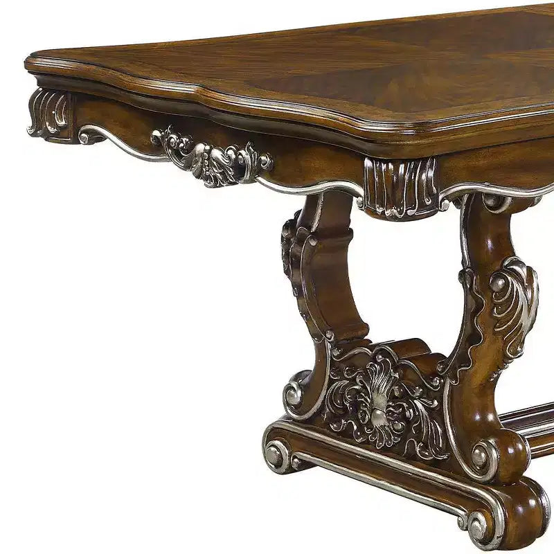 Table à manger Latisha 114" finition chêne antique - Acme Furniture : bordure argentée, détails floraux sur les pieds, base en résine