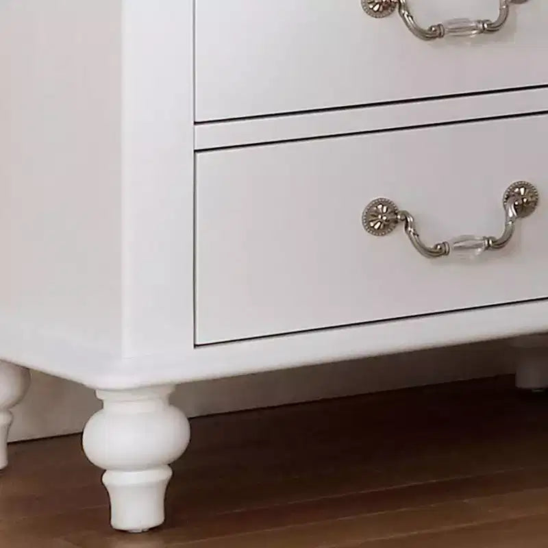 Table de chevet Kendalee à 3 tiroirs avec ports USB Blanc - HOMES: Inside + Out: Meubles de chevet, style antique