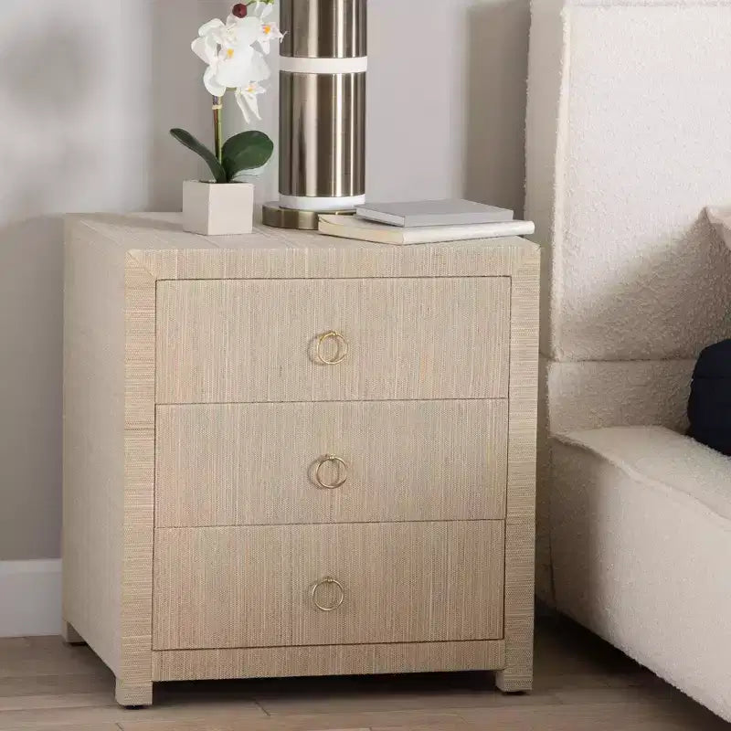 bali & pari Table de chevet à 3 tiroirs Quinn en toile de jute tissée Naturel/Doré
