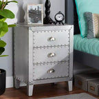 Table de chevet Claude en métal argenté à 3 tiroirs - Baxton Studio : Inspiration vintage, détails cloutés, entièrement assemblée