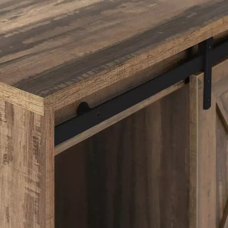 Meuble TV aspect bois recyclé pour téléviseurs jusqu'à 60 pouces avec portes coulissantes style grange marron - EveryRoom : Meuble console de style rustique moderne