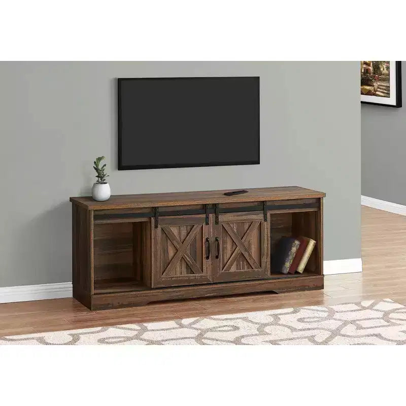 Meuble TV aspect bois recyclé pour téléviseurs jusqu'à 60 pouces avec portes coulissantes style grange marron - EveryRoom : Meuble console de style rustique moderne