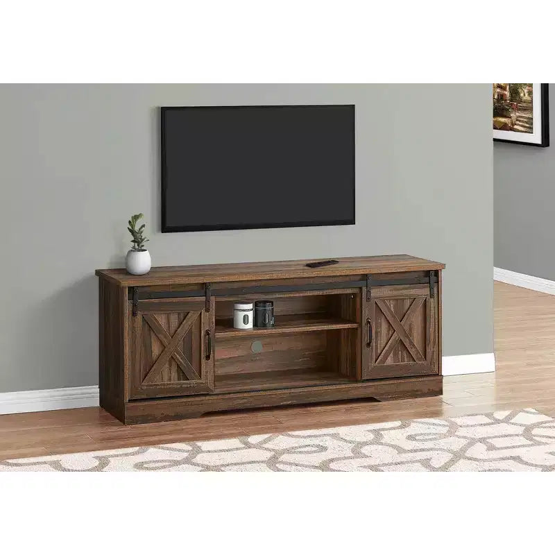 Meuble TV aspect bois recyclé pour téléviseurs jusqu'à 60 pouces avec portes coulissantes style grange marron - EveryRoom : Meuble console de style rustique moderne