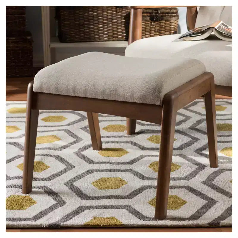 Pouffe Roxy en bois et tissu d'inspiration Mid-Century, beige clair/noyer - Baxton Studio