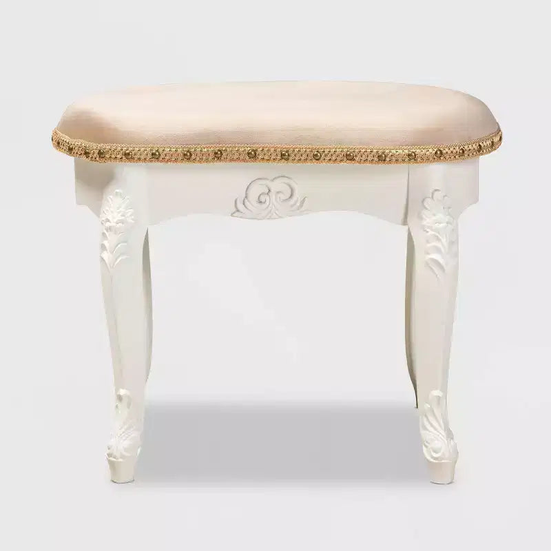 Gabrielle Tissu Velours Rembourré Tabouret de Coiffeuse en Bois Sable/Blanc/Doré - Baxton Studio : Inspiration française, clous décoratifs en laiton, pieds galbés