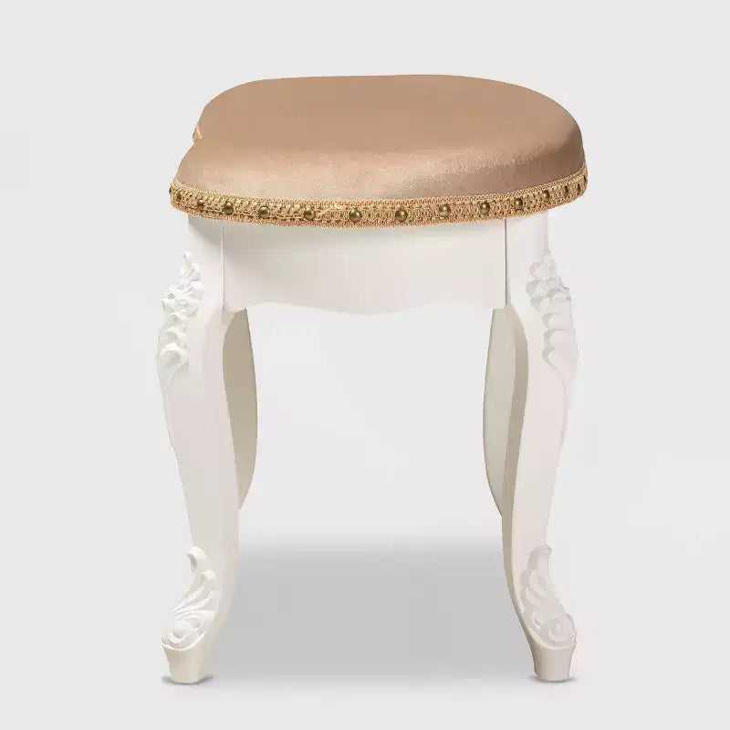 Gabrielle Tissu Velours Rembourré Tabouret de Coiffeuse en Bois Sable/Blanc/Doré - Baxton Studio : Inspiration française, clous décoratifs en laiton, pieds galbés