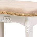 Gabrielle Tissu Velours Rembourré Tabouret de Coiffeuse en Bois Sable/Blanc/Doré - Baxton Studio : Inspiration française, clous décoratifs en laiton, pieds galbés