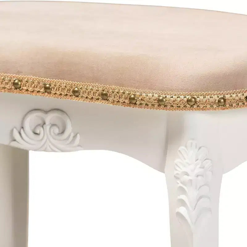 Gabrielle Tissu Velours Rembourré Tabouret de Coiffeuse en Bois Sable/Blanc/Doré - Baxton Studio : Inspiration française, clous décoratifs en laiton, pieds galbés