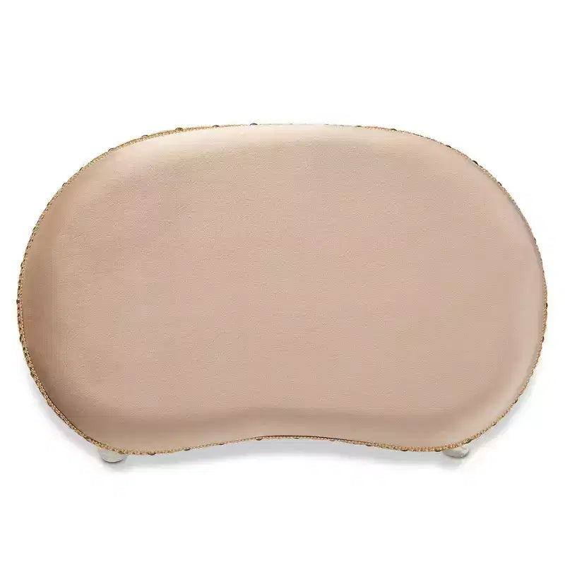 Gabrielle Tissu Velours Rembourré Tabouret de Coiffeuse en Bois Sable/Blanc/Doré - Baxton Studio : Inspiration française, clous décoratifs en laiton, pieds galbés