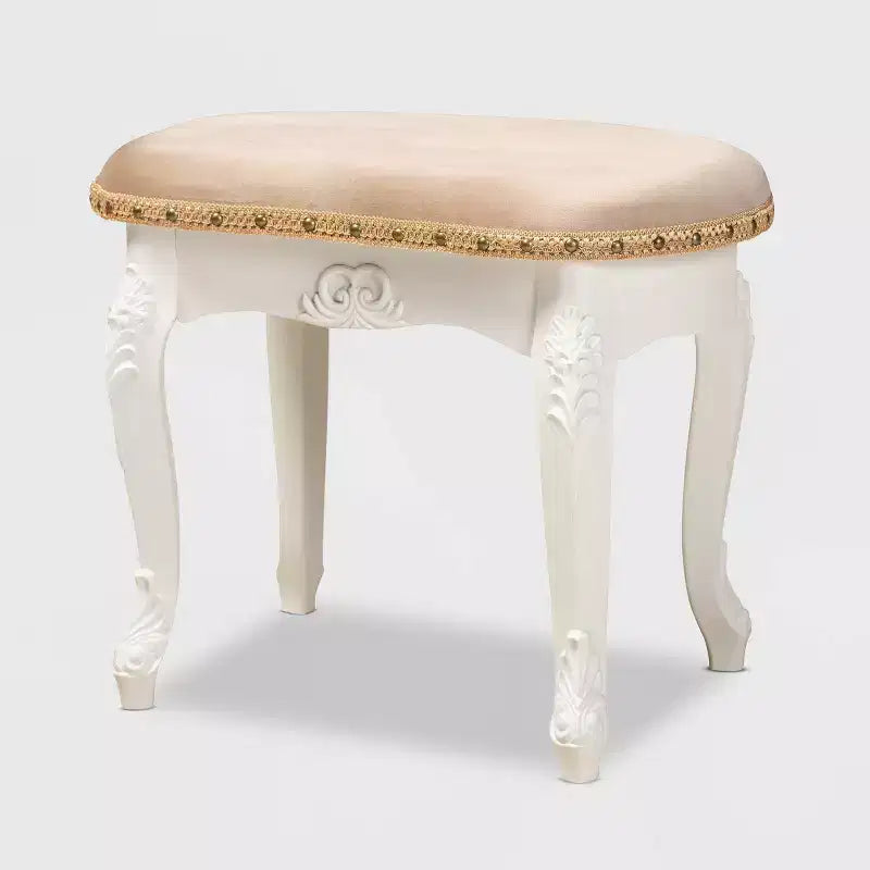 Gabrielle Tissu Velours Rembourré Tabouret de Coiffeuse en Bois Sable/Blanc/Doré - Baxton Studio : Inspiration française, clous décoratifs en laiton, pieds galbés