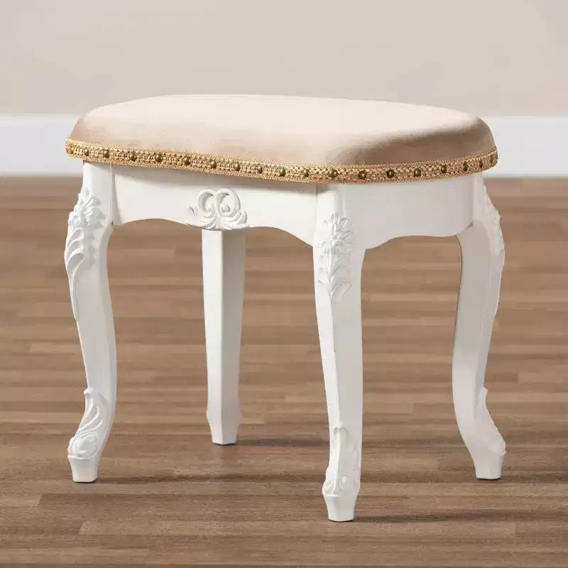 Gabrielle Tissu Velours Rembourré Tabouret de Coiffeuse en Bois Sable/Blanc/Doré - Baxton Studio : Inspiration française, clous décoratifs en laiton, pieds galbés