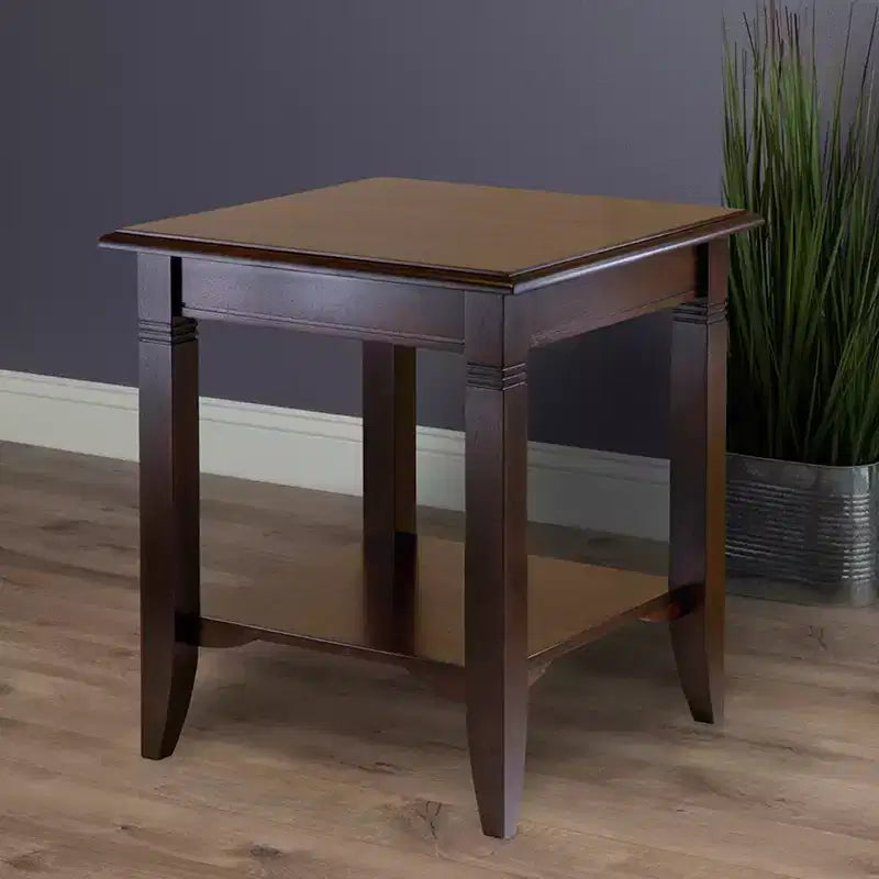 Table d'appoint Nolan Cappuccino - Winsome : Bois massif, composite, pieds cannelés, étagère fixe