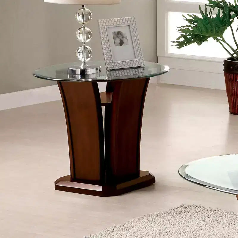 Table d'appoint Gabriella avec plateau en verre rond et finition merisier marron - HOMES: Inside + Out : Piètement contemporain, plateau en verre trempé, étagère ouverte