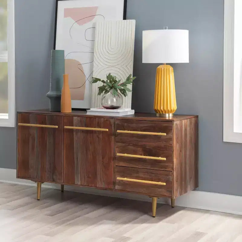 Console de rangement moderne Adair de 58 pouces en bois massif, poignées dorées, 2 portes, 3 tiroirs, couleur marron - Powell : Table d'entrée en acacia avec quincaillerie en fer