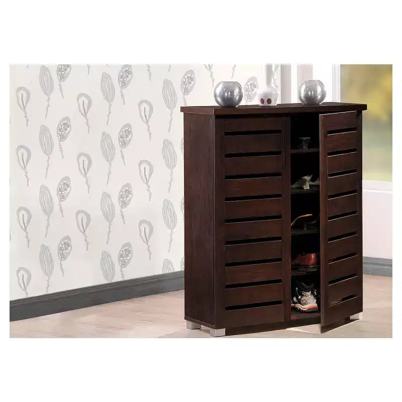 Meuble à chaussures Adalwin moderne et contemporain à 2 portes en bois : peut contenir 15 paires, pieds en PVC - Baxton Studio
