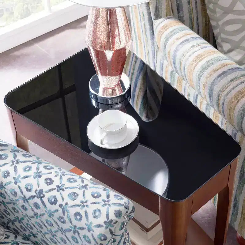 Table d'appoint inclinable Obsidian - Châtaignier - Leick Home : Dessus en verre, certifié CARB, aucun assemblage requis