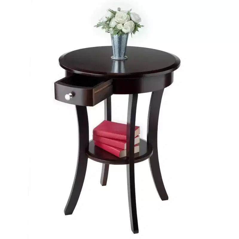 Table d'appoint ronde Sasha – Cappuccino – Winsome : Pieds évasés, Bois composite, Étagère de rangement