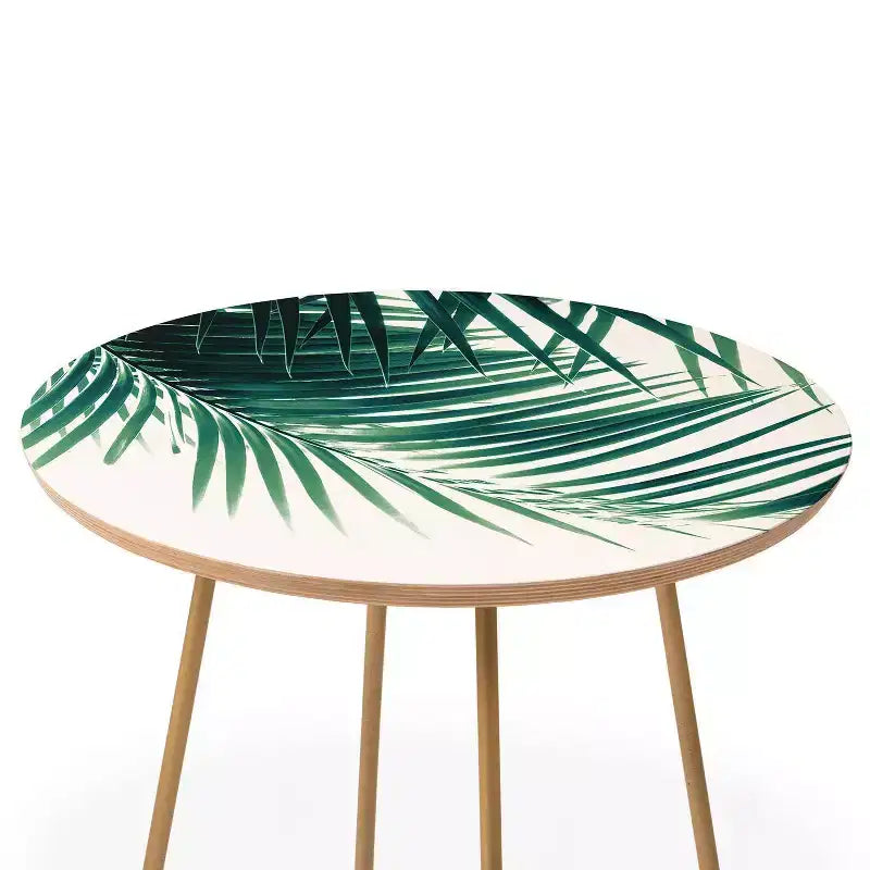 Table d'appoint ronde Anita's & Bella's Artwork Palm Leaves avec pieds en acier doré - Deny Designs