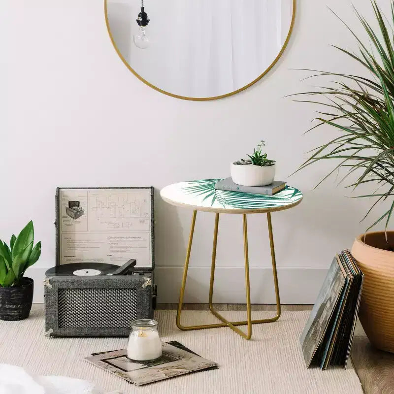 Table d'appoint ronde Anita's & Bella's Artwork Palm Leaves avec pieds en acier doré - Deny Designs