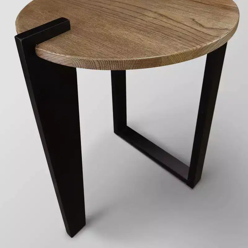 Table d'appoint ronde contemporaine gris/noir - Flora Home : pieds Sundial, plateau en chêne, hauteur 61 cm