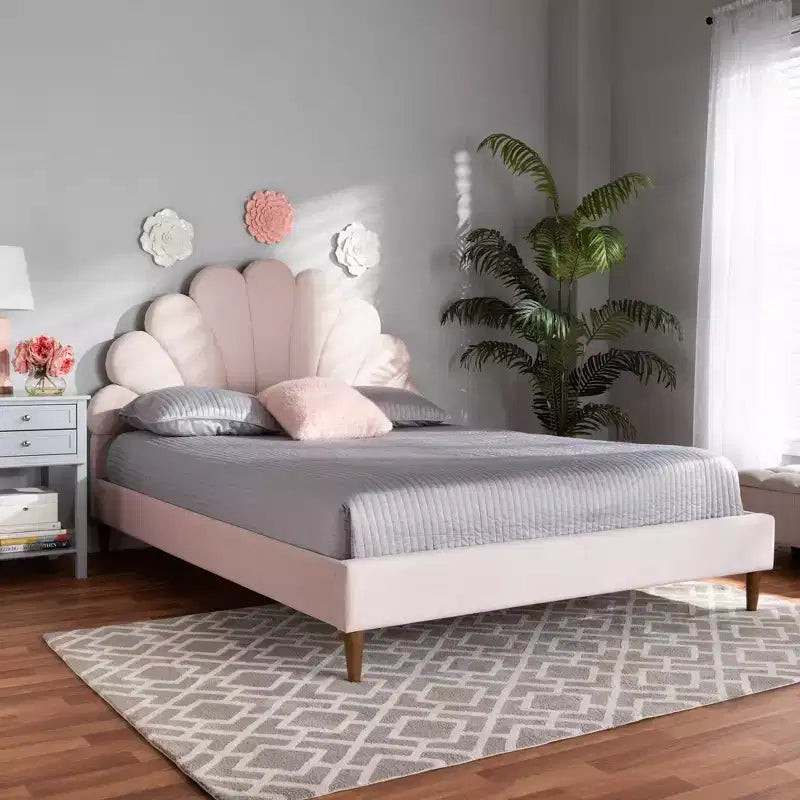 Lit plateforme en forme de coquille Queen Odille Velours rose pâle/noyer - Baxton Studio : Meubles de chambre glamour, capitonné en canaux